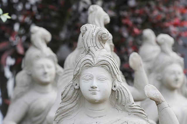 বড় প্রতিমার পাশাপাশি আছে ছোট প্রতিমাও।