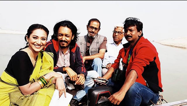 ‘কালবেলা’ সিনেমার অভিনয়শিল্পী ও কলাকুশলীদের সঙ্গে পরিচালক সাইদুল আনাম টুটুল। ছবি: সংগৃহীত