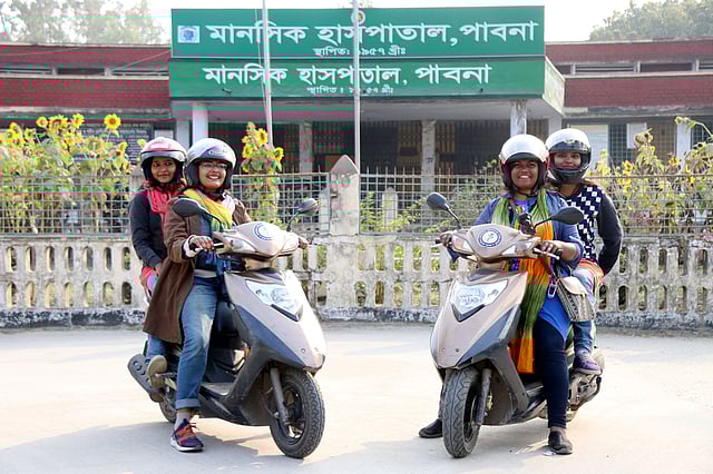 ‘নারীর চোখে বাংলাদেশ’ স্লোগান নিয়ে পাবনা ঘুরলেন তাঁরা চারজন। পাবনা, ৩০ জানুয়ারি। ছবি: হাসান মাহমুদ