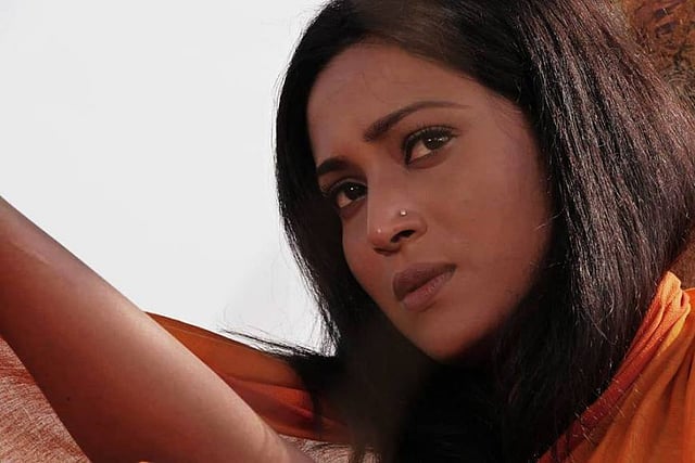 ‘কালবেলা’ সিনেমার দৃশ্যে অভিনয়শিল্পী তাহমিনা অথৈ। ছবি: সংগৃহীত