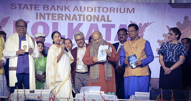 বইমেলার উদ্বোধনী অনুষ্ঠানে অতিথিরা। কলকাতা, ভারত, ৩১ জানুয়ারি। ছবি: ভাস্কর মুখার্জি।