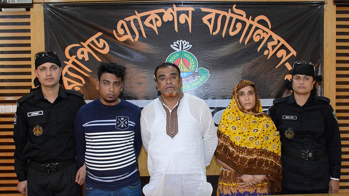 ইয়াবা পাচারের অভিযোগে স্ত্রী-ছেলেসহ আটক বিল্লাল হোসেন। সিদ্ধিরগঞ্জ, ৩১ জানুয়ারি। ছবি: র‍্যাবের সৌজন্যে