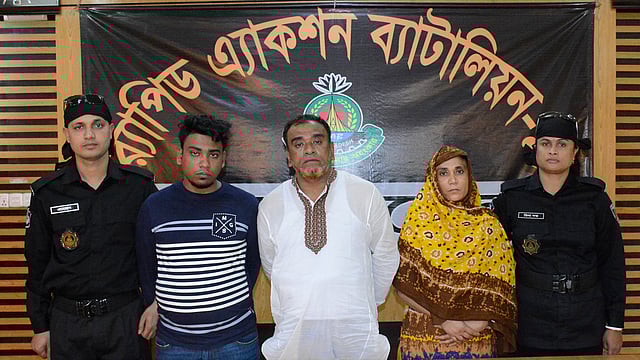 ইয়াবা পাচারের অভিযোগে স্ত্রী-ছেলেসহ আটক বিল্লাল হোসেন। সিদ্ধিরগঞ্জ, ৩১ জানুয়ারি। ছবি: র‍্যাবের সৌজন্যে