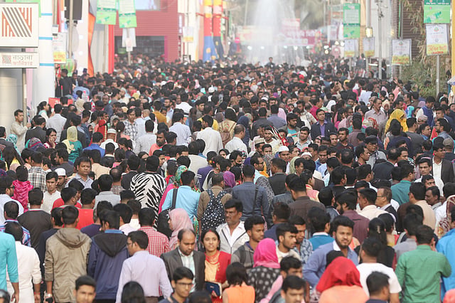 ছুটির দিনে মেলায় উপচেপড়া ভিড়।
