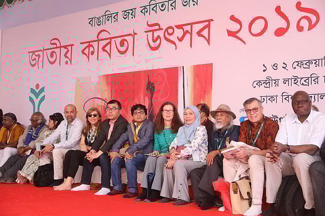 জাতীয় কবিতা উৎসবের মঞ্চে দেশি-বিদেশি অতিথিরা। ছবি: প্রথম আলো
