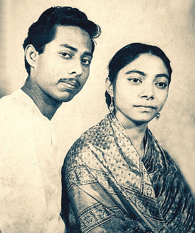 বিয়ের পর স্ত্রী শামসুন্নাহার বেগম মঞ্জুর সঙ্গে হাসান আজিজুল হক। ছবি: পারিবারিক অ্যালবাম থেকে