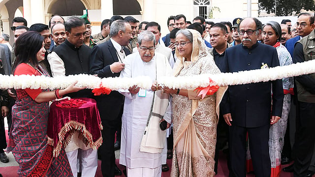 প্রধানমন্ত্রী শেখ হাসিনা অমর একুশে গ্রন্থমেলা উদ্বোধন করেন। এ সময় বাংলা একাডেমির চেয়ারম্যান জাতীয় অধ্যাপক আনিসুজ্জামান ও একাডেমির মহাপরিচালক কবি হাবিবুল্লাহ সিরাজী তাঁর সঙ্গে ছিলেন। ঢাকা, ১ ফেব্রুয়ারি। ছবি: পিআইডি
