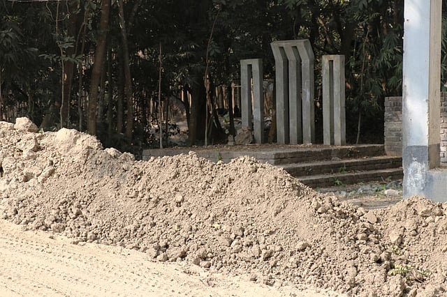 তল্লাবাড়িয়া এস এন টেকনিক্যাল স্কুল অ্যান্ড বি এম কলেজের শহীদ মিনারের পাশে রাখা হয়েছে ইটভাটার মাটির স্তূপ। ছবি: কাজী আশিক রহমান