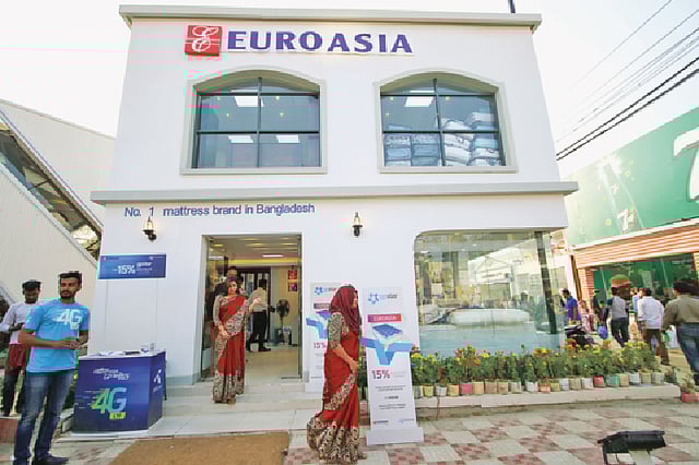 ইউরোএশিয়ার প্যাভিলিয়নে ম্যাট্রেস, বালিশ, তোশক, ফোমসহ বিভিন্ন পণ্য পাওয়া যাচ্ছে। মেলা উপলক্ষে আছে মূল্যছাড়। গতকাল ঢাকার শেরেবাংলা নগরে।  ছবি: প্রথম আলো