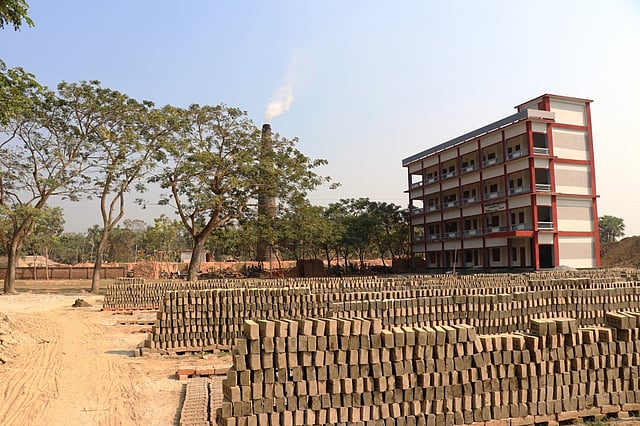 শিক্ষাপ্রতিষ্ঠানের পাশে ইটের স্তূপ রাখা হয়েছে। ছবি: কাজী আশিক রহমান