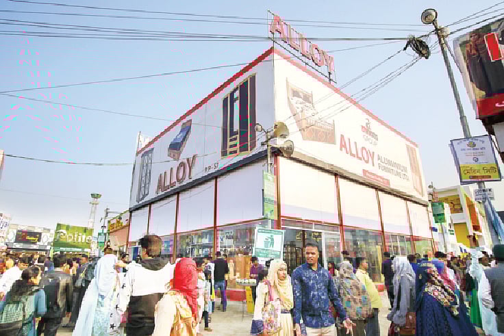 বাণিজ্য মেলায় ৫ থেকে ২০ শতাংশ পর্যন্ত মূল্যছাড় দিচ্ছে এ্যালয় ফার্নিচার। গতকাল ঢাকার শেরেবাংলা নগরে।  ছবি: প্রথম আলো