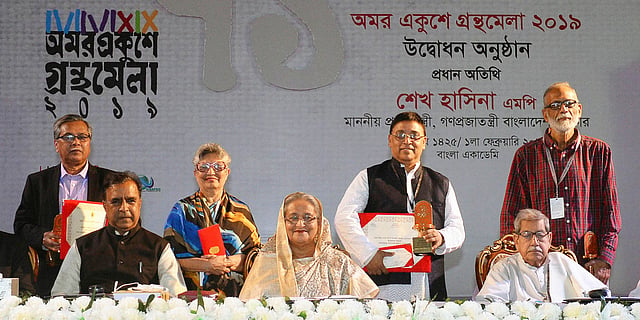 প্রধানমন্ত্রী শেখ হাসিনা ও বাংলা একাডেমির চেয়ারম্যান জাতীয় অধ্যাপক আনিসুজ্জামানের সঙ্গে মঞ্চে পুরস্কারপ্রাপ্ত চার লেখক। ঢাকা, ১ ফেব্রুয়ারি। ছবি: পিআইডি