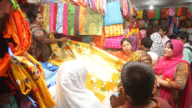 নারী উদ্যোক্তাদের স্টলে ক্রেতারা।