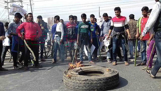 টায়ার জ্বেলে বিক্ষোভ করেন দলীয় নেতা-কর্মীরা। ছবি: মুক্তার হোসেন