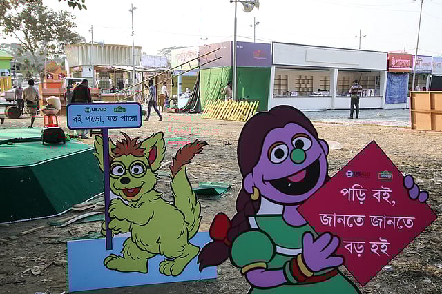 সাজসজ্জায় নতুন চেহারায় পাঠকের কাছে হাজির হচ্ছে একুশে গ্রন্থমেলা। গতকাল বিকেলে।  ছবি: সাইফুল ইসলাম