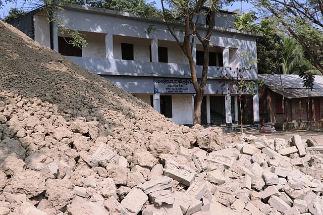 তল্লাবাড়িয়া এস এন টেকনিক্যাল স্কুল অ্যান্ড বি এম কলেজের পাশেই রাখা হয়েছে ইটভাটার মাটির স্তূপ। ছবি: কাজী আশিক রহমান