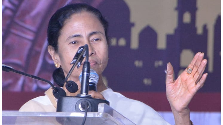 বইমেলার উদ্বোধনী মঞ্চে মমতা বন্দ্যোপাধ্যায়। ছবি: ভাস্কর মুখার্জি