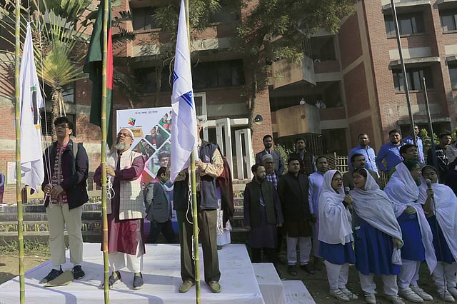 জাতীয় পতাকা, বাংলাদেশ গণিত অলিম্পিয়াডের পতাকা ও আন্তর্জাতিক গণিত অলিম্পিয়াডের পতাকা উত্তোলনের মধ্য দিয়ে বাছাই পর্ব শুরু হয়। ছবি: হাসান রাজা