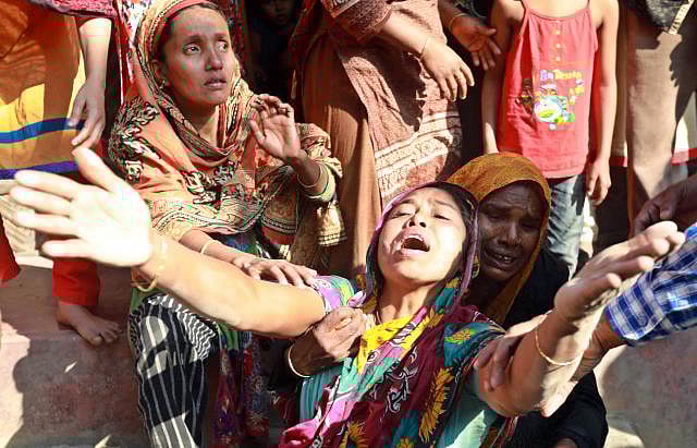 চট্টগ্রামের পটিয়ায় নির্বাচনী সহিংসতায় প্রাণ হারান আবু সাদেক নামের একজন। ছেলের মৃত্যুর খবর শুনে মা সুলতানা বেগমের আহাজারি। পটিয়া, চট্টগ্রাম, ৩০ ডিসেম্বর। ছবি: জুয়েল শীল