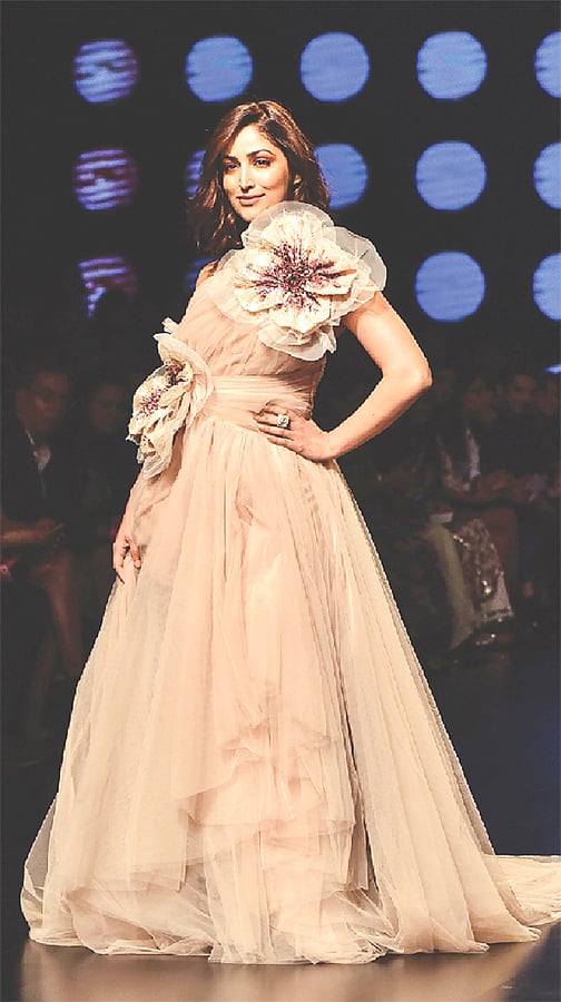 গতকাল উৎসবে র‍্যাম্পে হাঁটেন বলিউড অভিনেত্রী ইয়ামি গৌতম