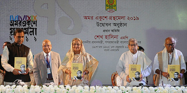 প্রধানমন্ত্রী শেখ হাসিনা ‘সিক্রেট ডকুমেন্টস অব ইন্টেলিজেন্স ব্রাঞ্চ অন ফাদার অব দ্য নেশন বঙ্গবন্ধু শেখ মুজিবুর রহমান’ শীর্ষক বইয়ের দ্বিতীয় খণ্ডের মোড়ক উন্মোচন করেন। ঢাকা, ১ ফেব্রুয়ারি। ছবি: পিআইডি