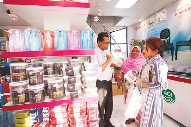 এসিআই প্রিমিও প্লাস্টিকের প্যাভিলিয়নে পণ্য দেখছেন ক্রেতারা। বাণিজ্য মেলায় প্রতিষ্ঠানটি ১৫ শতাংশ মূল্যছাড় দিচ্ছে। গতকাল ঢাকার শেরেবাংলা নগরে।  ছবি: প্রথম আলো