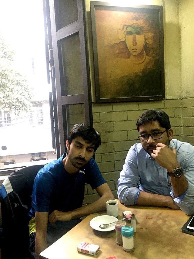 কফি হাউসে অফিসফেরত দুই বন্ধুর আড্ডা। ছবি: ফারজানা লিয়াকত