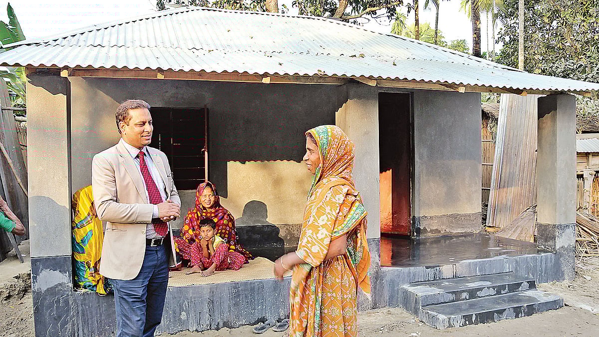 জমি আছে ঘর নেই। সেই জমিতে টিনের ঘরের জন্য টাকা দিয়েছে সরকার। কিন্তু ঝিনাইদহের শৈলকুপার উপজেলা নির্বাহী কর্মকর্তা ওসমান গণি সেই টাকা দিয়ে করে দিয়েছেন আধা পাকা বাড়ি। বাখরবা গ্রামে গতকাল দুপুরে। ছবি: এহসান–উদ্–দৌলা