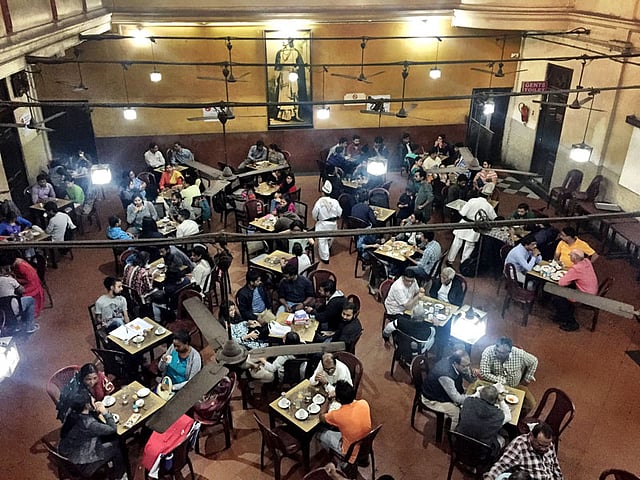 কফি হাউসে প্রতিদিন এভাবেই চলছে আড্ডা। এ আড্ডা শেষ হওয়ার নয়। ছবি: ফারজানা লিয়াকত