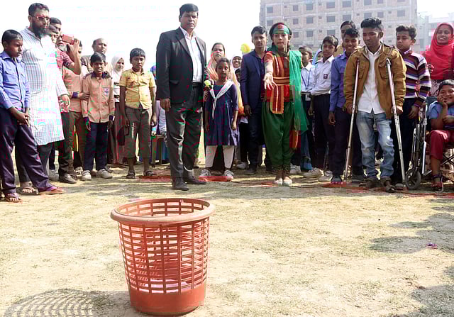 ঝুড়িতে বল ফেলানো খেলায় ব্যস্ত শিশুরা।