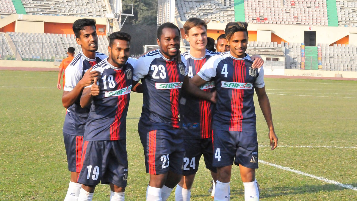 প্রথম গোলের পর করদোবাকে ঘিরে সতীর্থদের উল্লাস। ছবি: প্রথম আলো