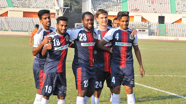 প্রথম গোলের পর করদোবাকে ঘিরে সতীর্থদের উল্লাস। ছবি: প্রথম আলো
