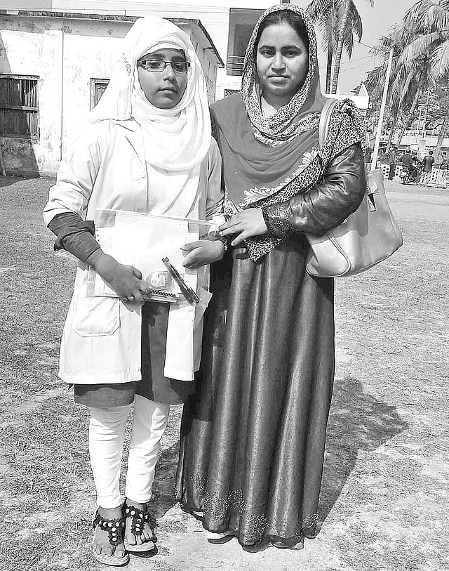 মামির সঙ্গে পরীক্ষাকেন্দ্রে খাদিজা।  প্রথম আলো