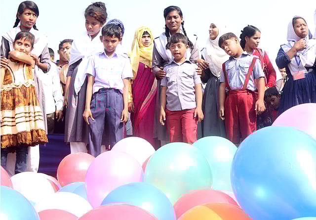 বেলুন ফুটানো খেলায় বেলুন দেখছে শিশুরা।