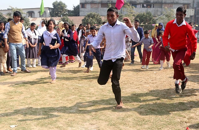 ক্রীড়া উৎসবে বেলুন ফাটানো খেলার জন্য দৌড় শিশুদের।