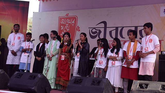 উদ্বোধনী অনুষ্ঠানে জাতীয় সংগীত পরিবেশন করে বন্ধুসভার সদস্যরা। ছবি: প্রথম আলো