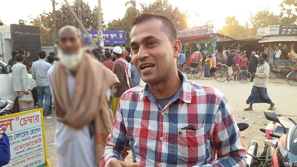কেন্দ্রীয় কারাগারের সামনে জাহালমের ভাই শাহনুর। ছবি: দীপু মালাকার