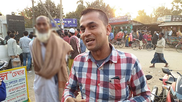কেন্দ্রীয় কারাগারের সামনে জাহালমের ভাই শাহনুর। ছবি: দীপু মালাকার