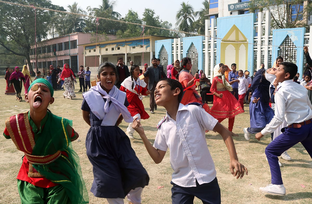 জেলা ক্রীড়া অফিসের আয়োজনে অটিজম শিশুদের ক্রীড়া উৎসব ও পুরস্কার বিতরণী অনুষ্ঠিত হয়েছে। উৎসবে বিস্কুট খেলায় মেতে উঠেছে শিশুরা।