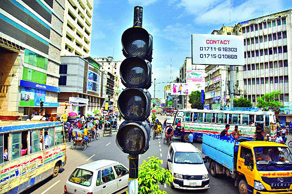 ঢাকা মহানগরীর ট্রাফিক ব্যবস্থার উন্নয়ন, ট্রাফিক আইনের কঠোর প্রয়োগ, জনসচেতনতা এবং ট্রাফিক শৃঙ্খলার লক্ষ্যে ট্রাফিক শৃঙ্খলা পক্ষ পালন করেছে ঢাকা মেট্রোপলিটন পুলিশের ট্রাফিক বিভাগ। ছবি: সংগৃহীত