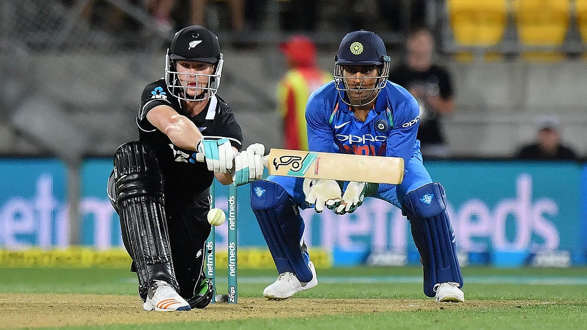 ধোনি উইকেটের পেছনে থাকাটা কি, সেটি ওয়েলিংটনে কাল বুঝলেন জিমি নিশাম। ছবি: এএফপি