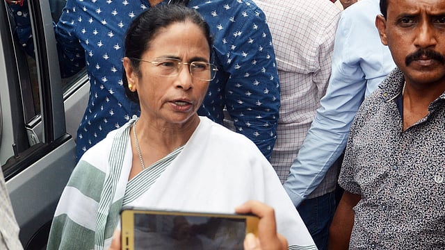 বিজেপি ও সিবিআইয়ের কর্মকাণ্ডের প্রতিবাদ জানাতে মেট্রো চ্যানেলে অবস্থান ধর্মঘট করছেন মমতা বন্দ্যোপাধ্যায়। ছবি: ভাস্কর মুখার্জি