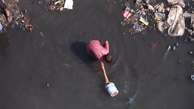 দূষণে কালচে রূপ ধারণ করেছে সুরমা নদীর পানি। কাজীরবাজার, সিলেট, ৪ ফেব্রুয়ারি। ছবি: আনিস মাহমুদ