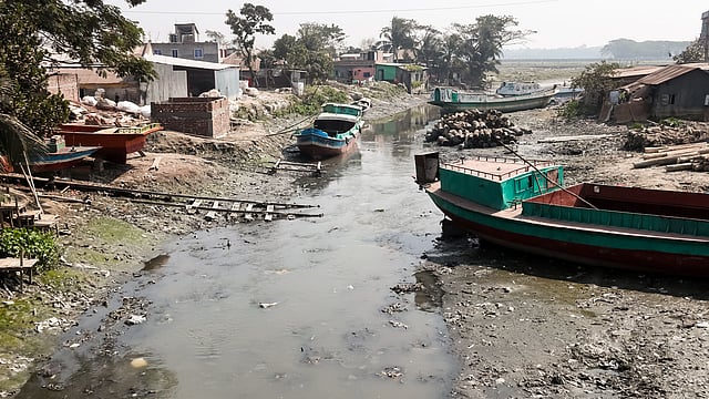 সাদেম খালে পানিপ্রবাহ নেই বললেই চলে। পানি না থাকায় ট্রলারগুলো আটকে আছে মাটিতে। ময়লা আবর্জনায় পানিপ্রবাহ বাধাগ্রস্ত হচ্ছে। খালের তীরে স্থাপনা গড়ে তুলেছেন অনেকেই। পলাশপাড়া, বরিশাল, ৪ ফেব্রুয়ারি। ছবি: সাইয়ান