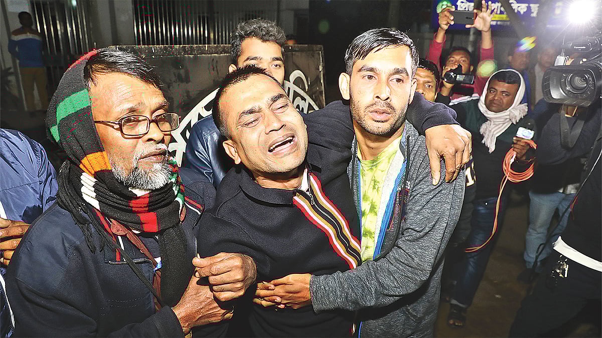 বিনা অপরাধে তিন বছর জেল খেটে হাইকোর্টের নির্দেশে মুক্তি পেলেন জাহালম (ডানে)। কাশিমপুর কারাগার থেকে গতকাল রাতে মুক্তির পর তাঁকে জড়িয়ে ধরে ভাইয়ের কান্না। ছবি: দীপু মালাকার