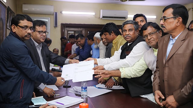 আওয়ামী লীগের ধানমন্ডি কার্যালয় থেকে উপজেলা নির্বাচনের মনোনয়ন ফরম সংগ্রহ করছেন মনোনয়ন প্রত্যাশীরা। ঢাকা, ৪ ফেব্রুয়ারি। ছবি: আবদুস সালাম
