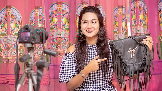 নিজের তৈরি পণ্যের বিস্তারিত তথ্যসহ ভিডিও ফেসবুকে দেওয়া বিপণনের ভালো এক কৌশল। মডেল: আফসানা