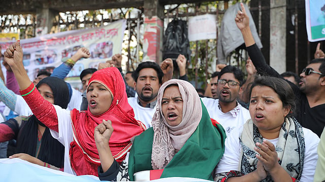 চাকরি স্থায়ী করা বা পরের প্রকল্পে স্থানান্তরের দাবিতে জাতীয় প্রেসক্লাবের সামনে অনির্দিষ্টকালের জন্য অবস্থান কর্মসূচি পালন করেছেন সেকায়েপ প্রকল্পের অধীন অতিরিক্ত শ্রেণি শিক্ষকেরা (এসিটি)। গত রোববার থেকে কর্মসূচি শুরু হয়। ঢাকা, ৪ ফেব্রুয়ারি। ছবি: আবদুস সালাম
