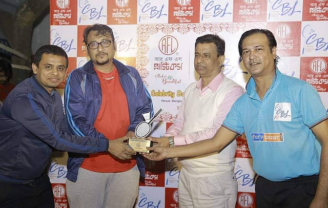 সেলিব্রেটি ব্যাডমিন্টন লিগ সিবিএলের শিরোপা আসিফ আকবরের হাতে তুলে দিচ্ছেন অতিথিরা। ছবি: সংগৃহীত