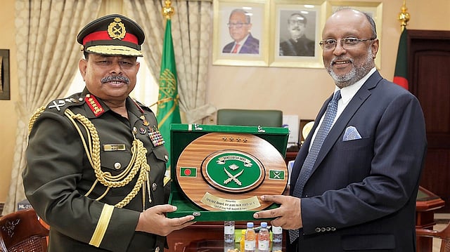 সেনাপ্রধান আজিজ আহমেদের হাতে ক্রেস্ট তুলে দিচ্ছেন রাষ্ট্রদূত গোলাম মসীহ